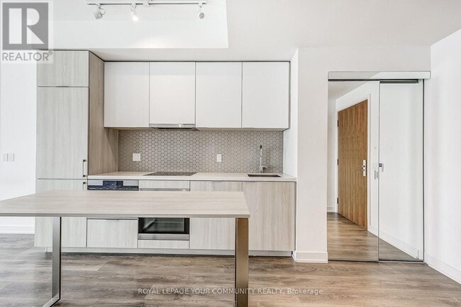 Building Photo - 15 Queens Quay E