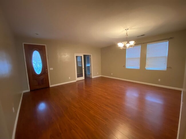 Foto del edificio - Northwest Hanford subdivision, close to park
