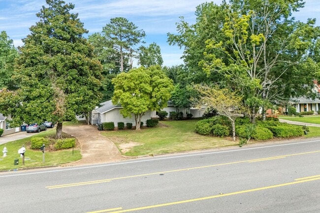 Photo - 4Bed/2Bath Available! House