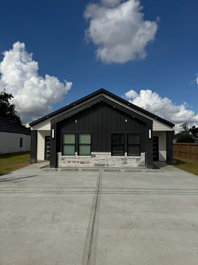 Building Photo - 7811 Sandra St