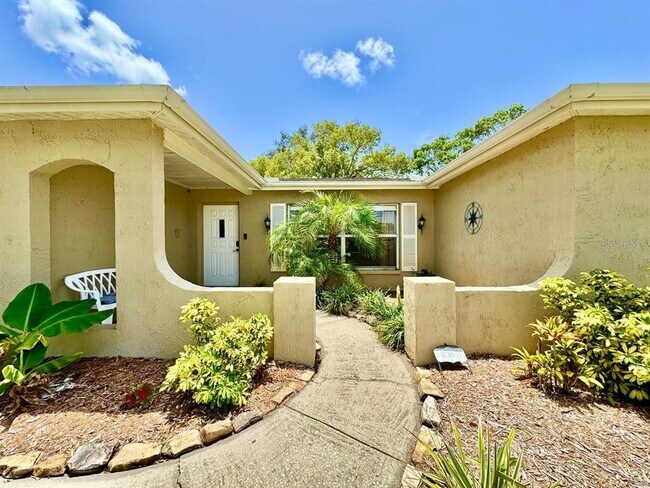 Foto del edificio - 8134 Winthrop Dr
