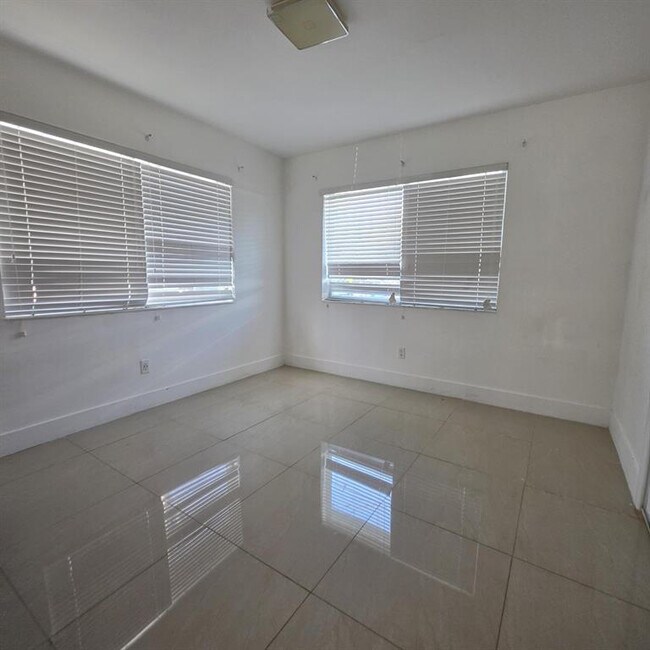 Foto del edificio - 181 NE 168th St