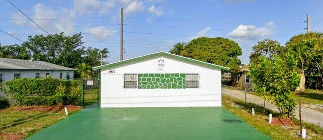 Building Photo - 3917 Windsor Ave