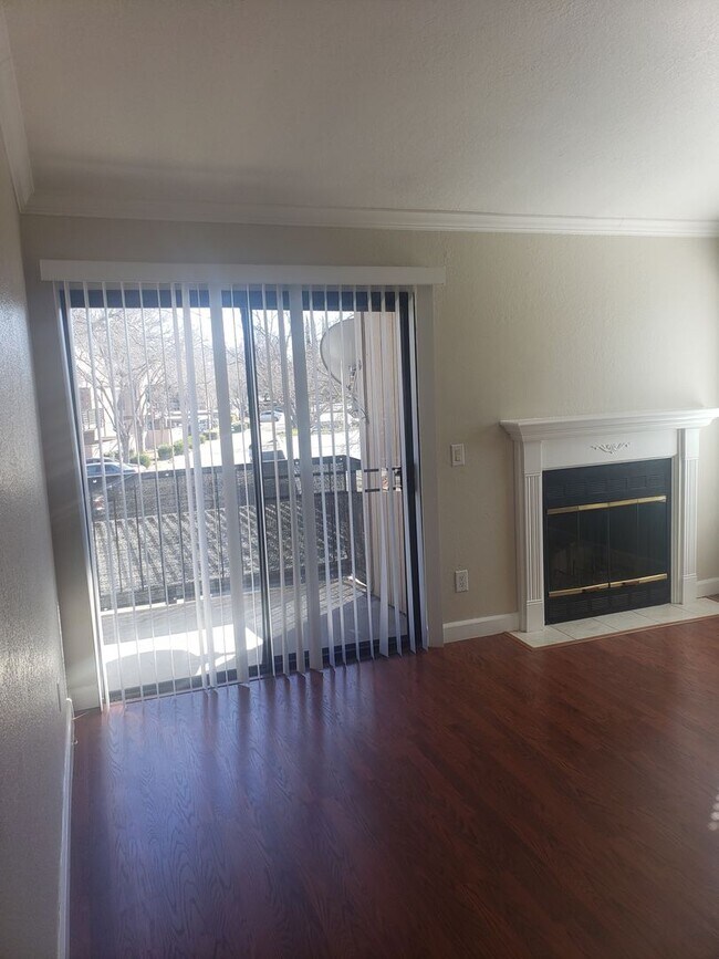 Foto del edificio - Beautiful Upper Level Condo