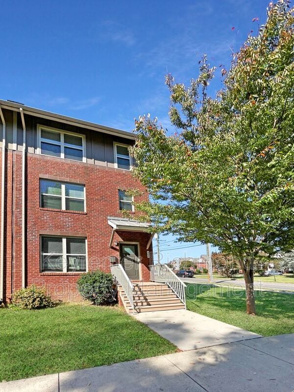 Building Photo - 400 Dobson St