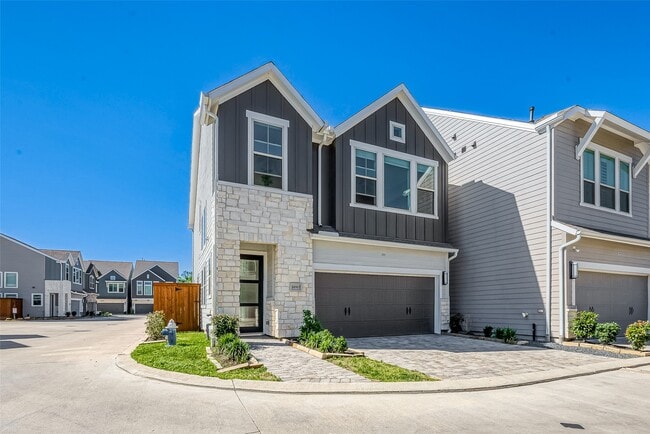 Building Photo - 10915 Brambling Wood Dr