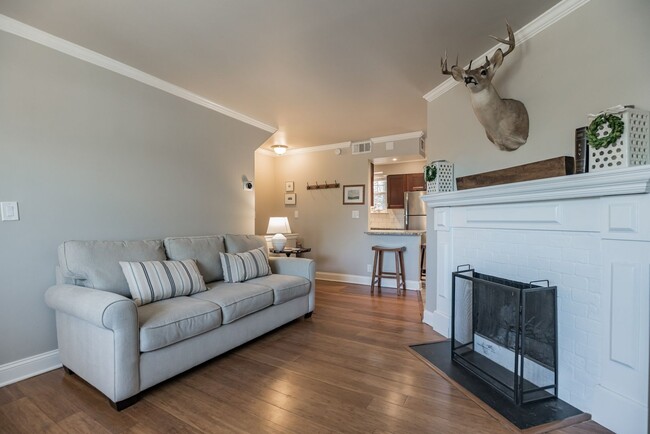 Building Photo - Updated 2-Level Condo in Shirlington