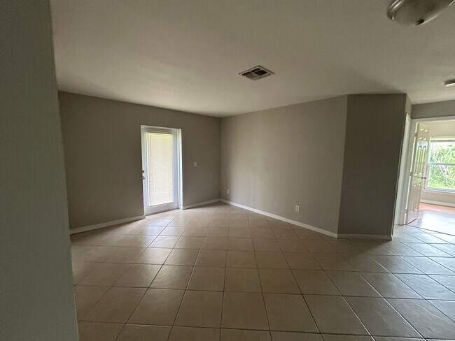 Foto del edificio - 4956-4958 24 St SW