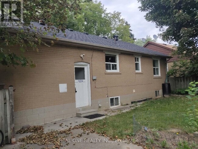 Building Photo - 93 Cartier Crescent