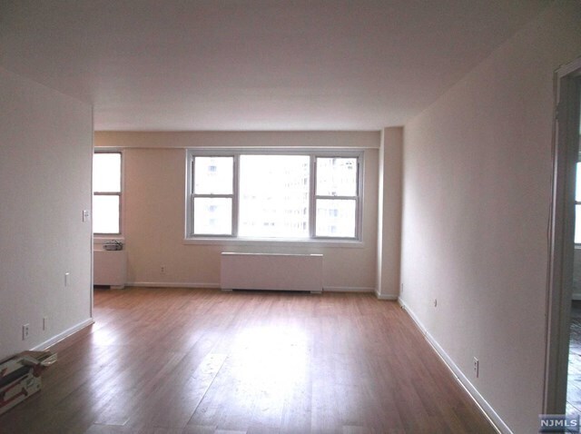 Building Photo - 2100 Linwood Ave