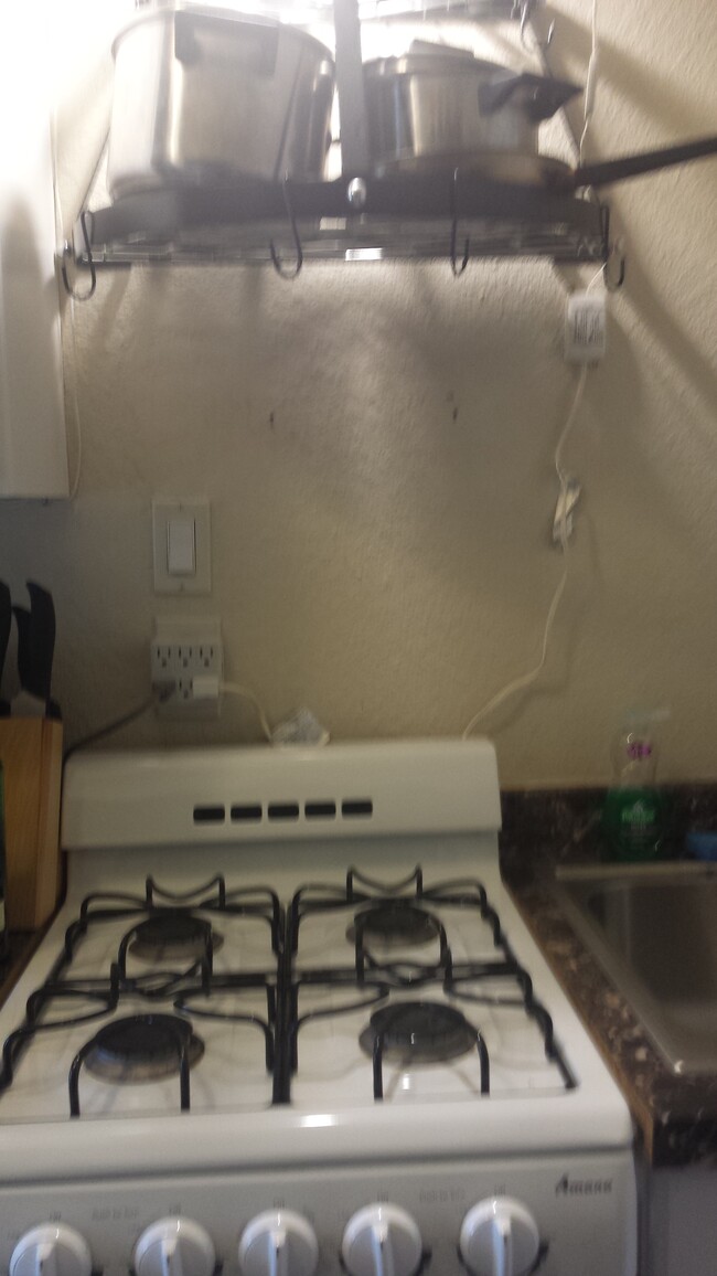 kitchen - 357-359 Hawthorne Ave