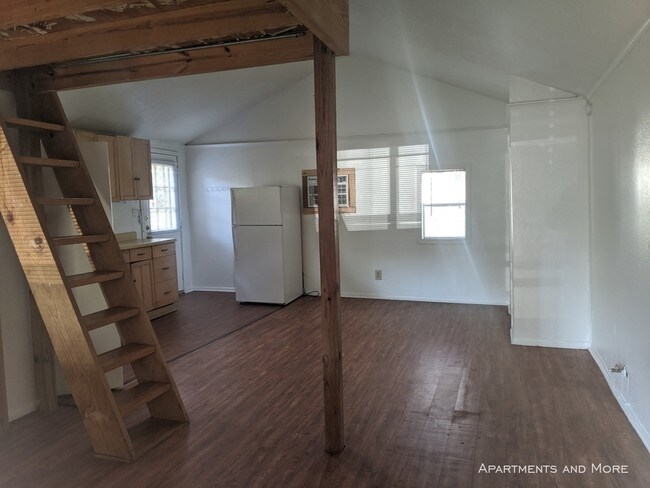 Building Photo - 508 W San Antonio St