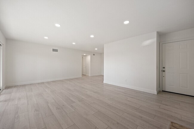 Building Photo - 1024 Cabrillo Park Dr