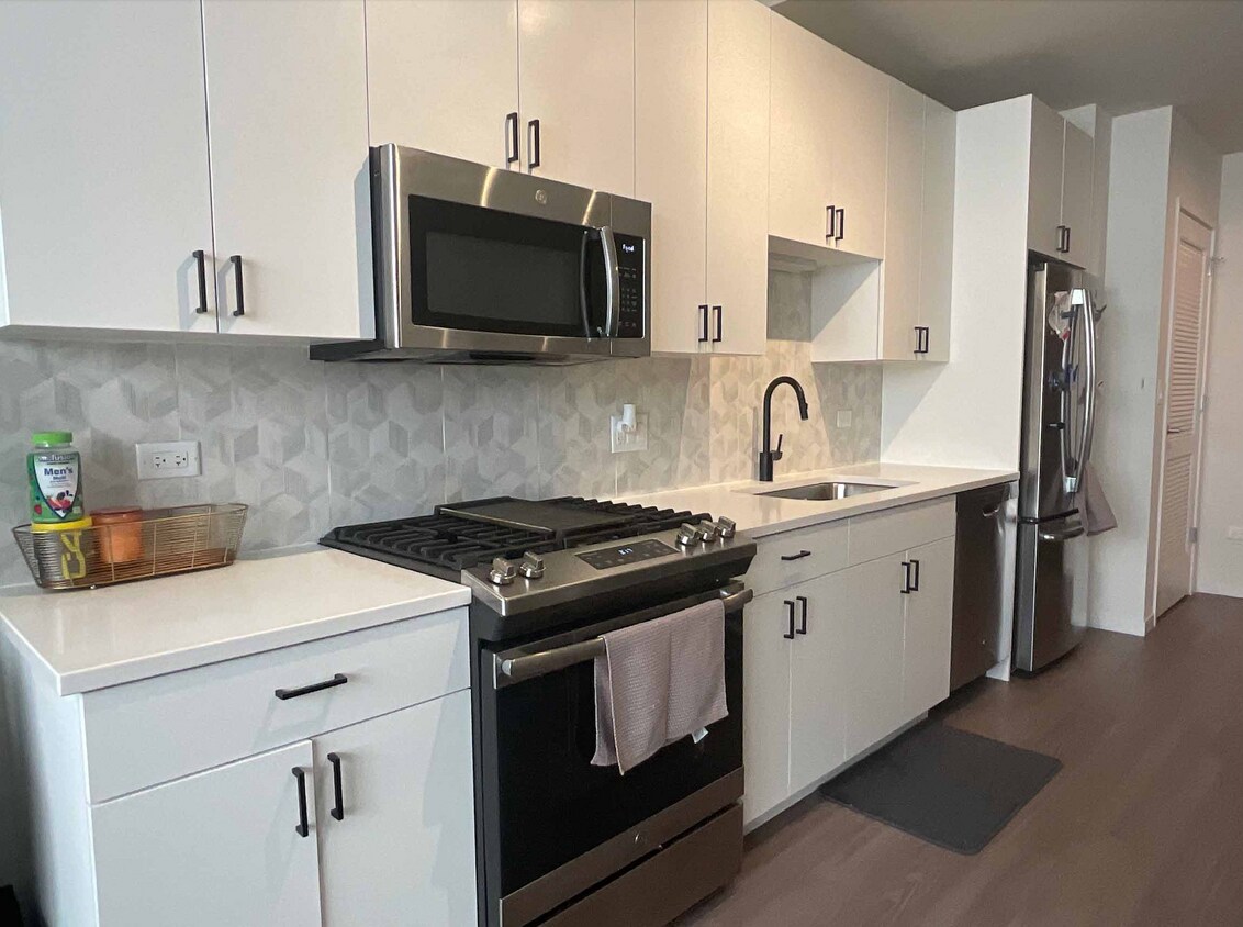 Kitchen - 2480 N Milwaukee Ave
