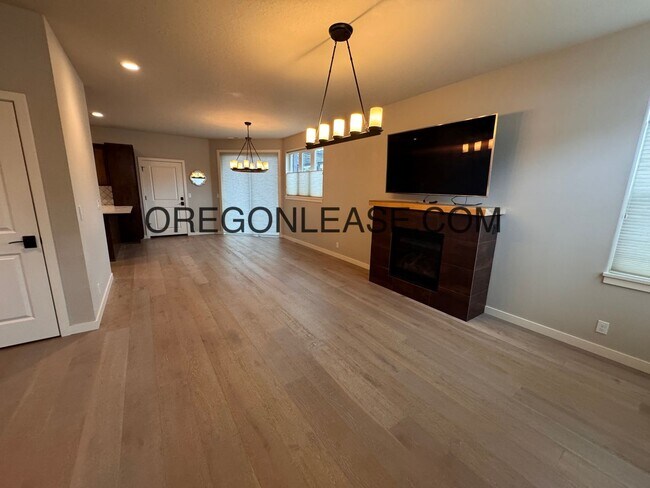 Foto del edificio - 3 Bedroom 3 bath Crescent village home