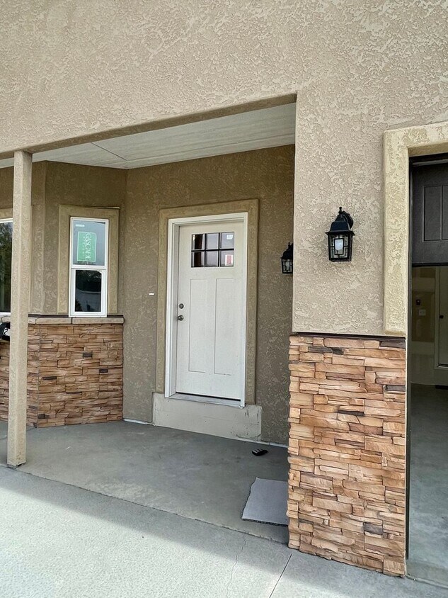 Primary Photo - 3 Bedroom, 2 bath, 2 car garage available ...