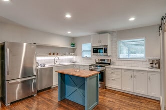Building Photo - 300 Ridgecrest Dr
