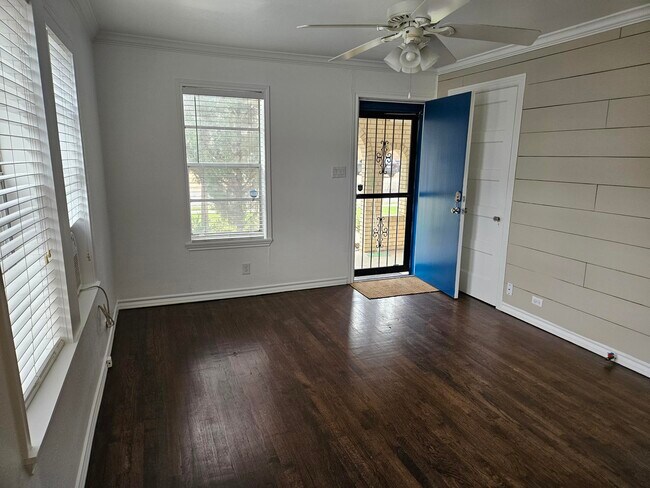 Building Photo - 5315 Parkland Ave