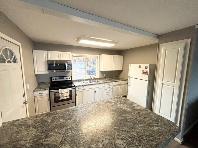Building Photo - 524 Lakeshore Cir