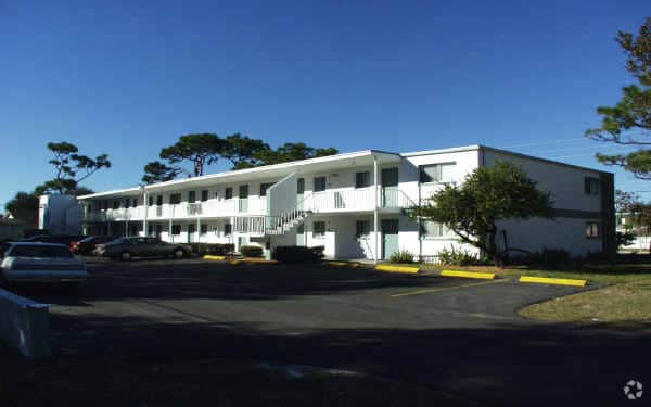 Building Photo - Pinewood