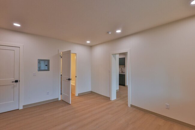 Foto del edificio - Modern Remodel with Designer Finishes | All Utilities Included