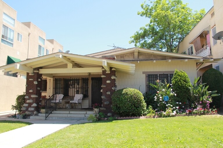 Foto principal - 4748 Elmwood Ave