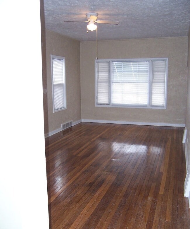 Building Photo - 3418 Jackson.  3 bedroom, 1 bath.  Does not qualify for government assistance.