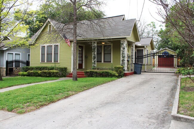 Foto del edificio - QUINTESSENTIAL ALAMO HEIGHTS COTTAGE