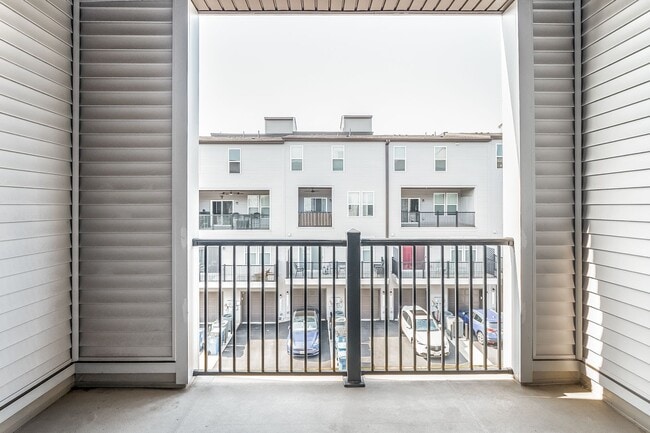 Building Photo - Luxury 3BR/2.5BA Condo w/ Balcony and Rooftop Terrace & Garage – Walk to One Loudoun