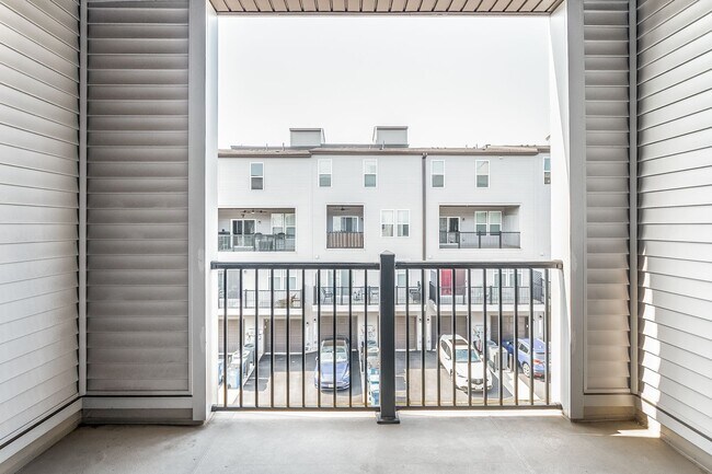 Foto del edificio - Luxury 3BR/2.5BA Condo w/ Balcony and Rooftop Terrace & Garage – Walk to One Loudoun