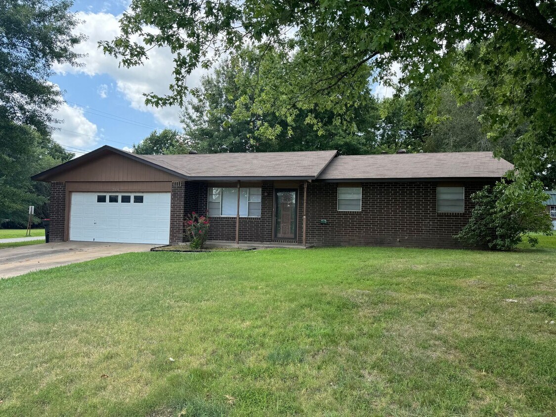 Primary Photo - Charming 3 bed/1 bath home!