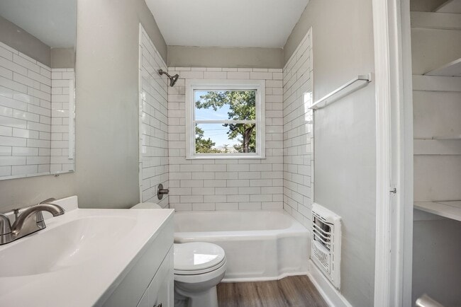 Building Photo - Freshly Updated 3 Bedroom House