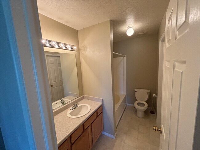 Building Photo - 65 Hampton Place