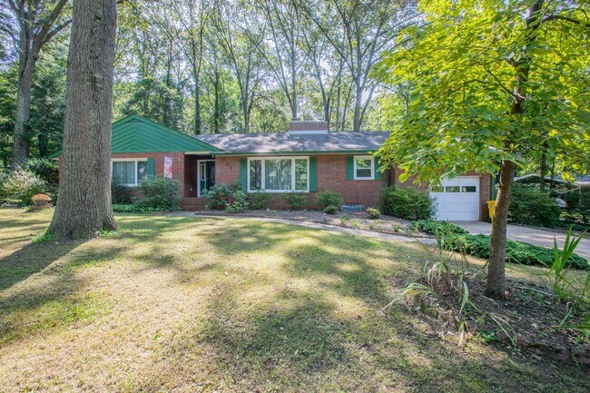 Foto del edificio - Charming 3 BR/2.5 BA Single-Family Home in...