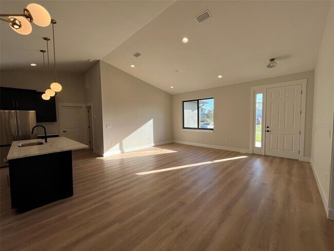 Building Photo - 2570 Longworthy Rd