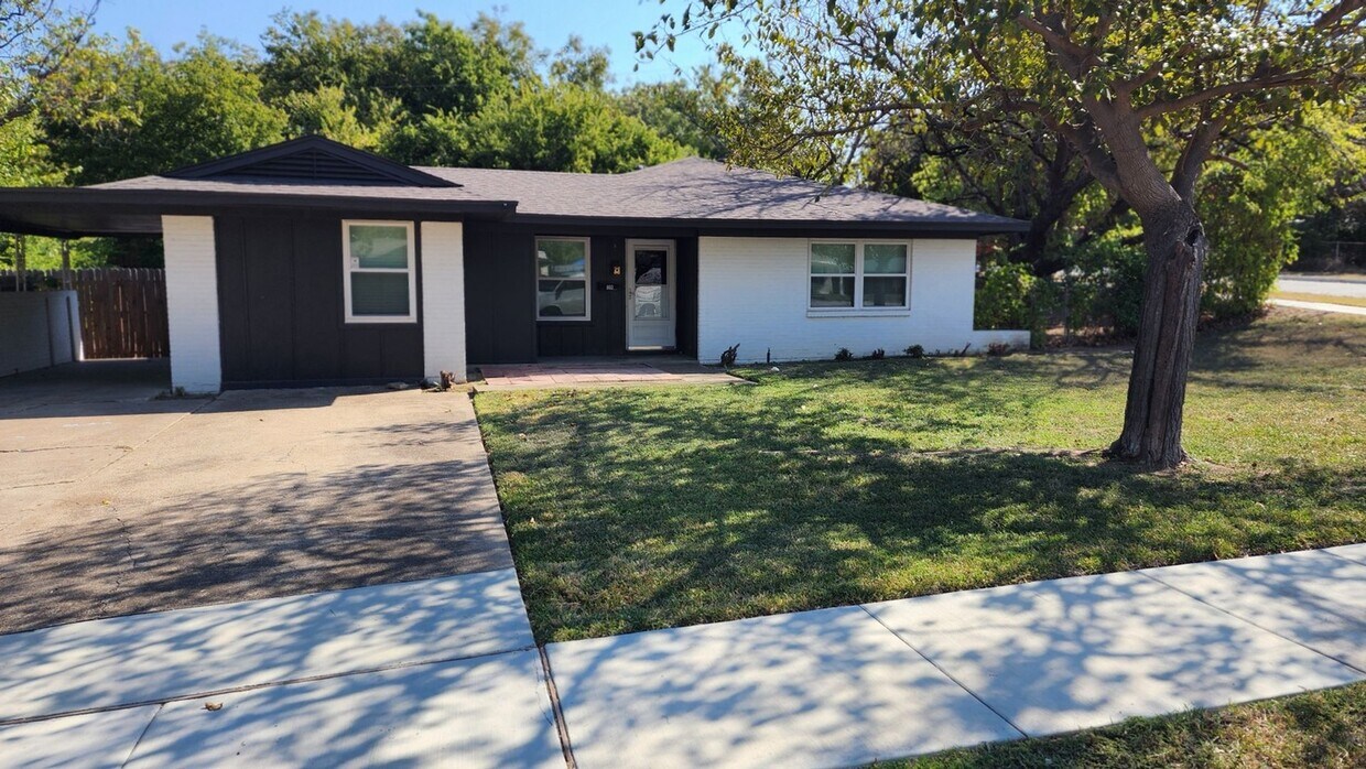 Primary Photo - 3 Bedroom Single Family Home in Grand Prairie