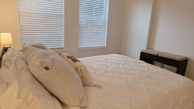 2nd bedroom -queen bed - 2808 Club Cortile Cir