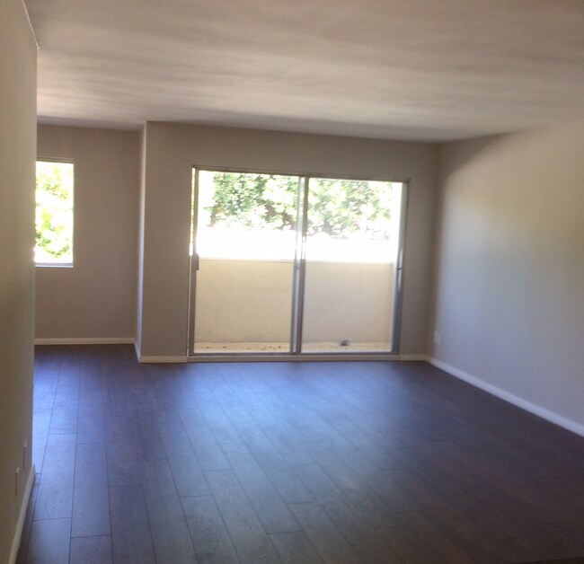 Living room - 1032 N Sweetzer Ave