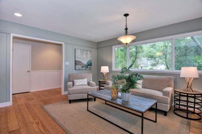 Foto del edificio - 240 Erica Way