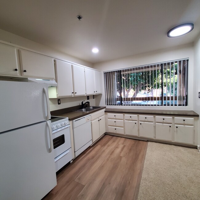 Kitchen - 351 N Ford Ave