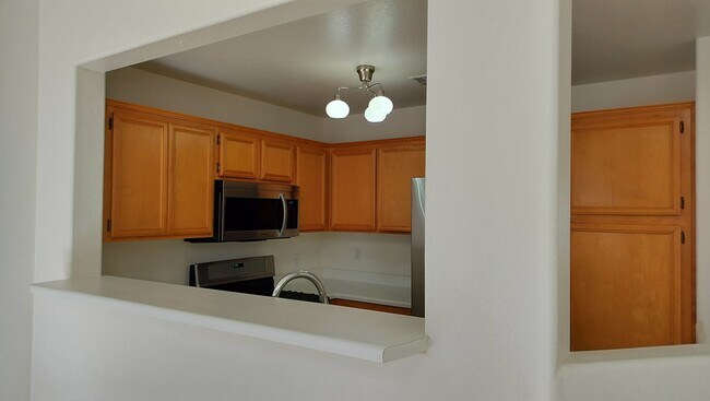 Foto del edificio - Townhome with Loft + Two Bedrooms/Baths - Designed for Comfort in Gated Community