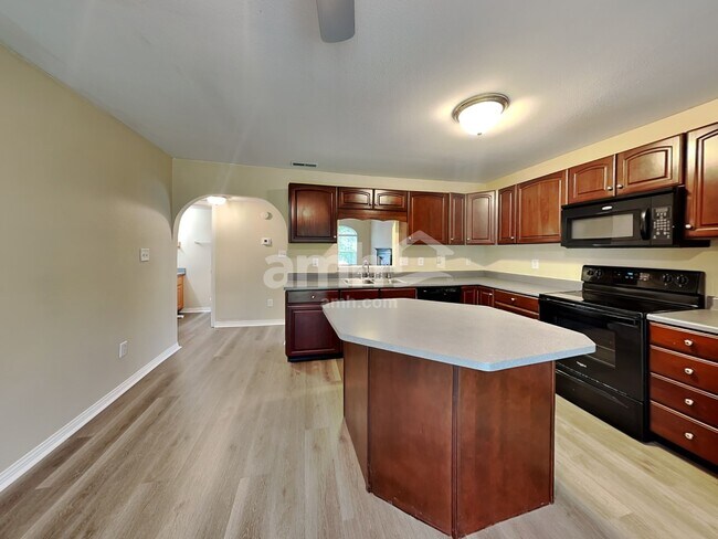 Foto del edificio - 8016 Lawrence Woods Ct