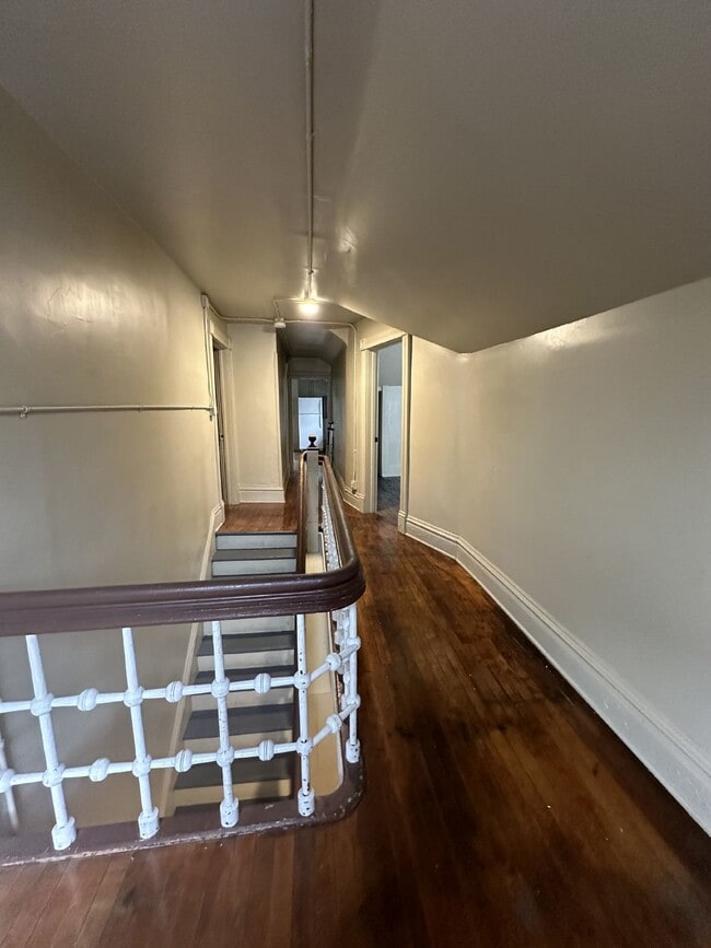 Building Photo - 2 Bed 1 Bath very close to UWEC available June 1st.