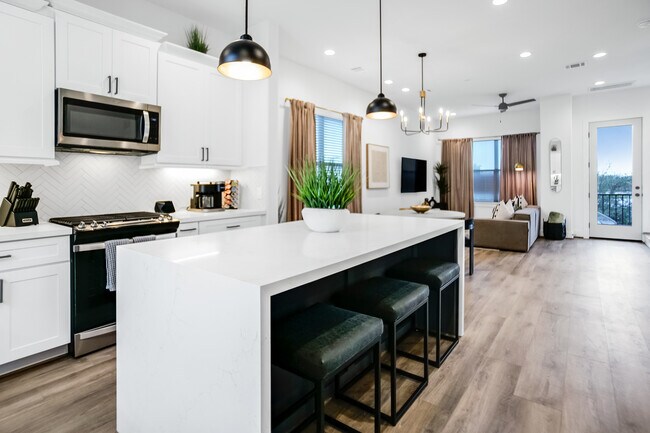 Bar area w/wine fridge - 821 Burnett St