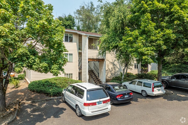 Exterior - Charbern Apts - In The Hear of Milwaukie Oregon
