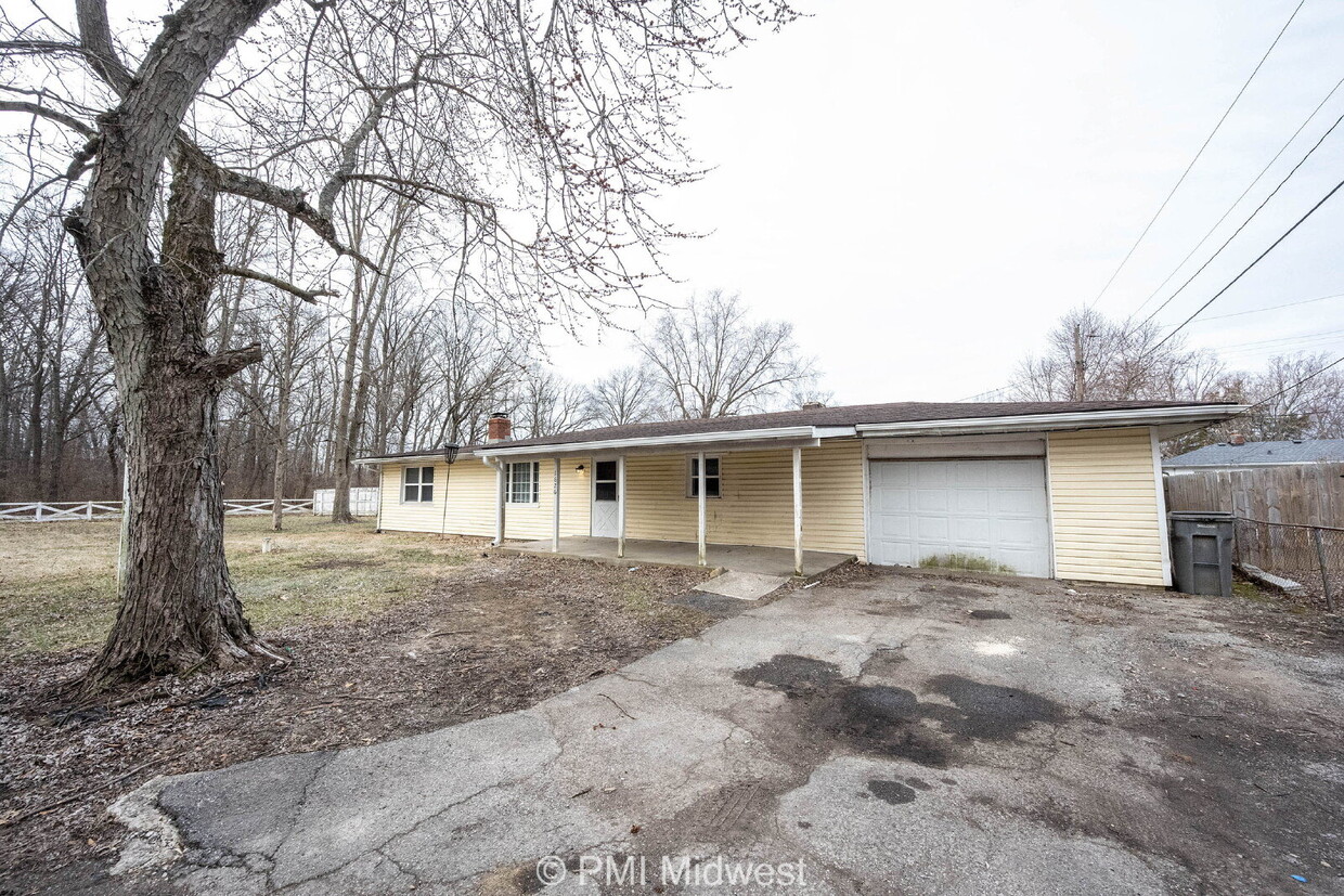 Primary Photo - "Charming 3-Bedroom Home with Spacious Liv...