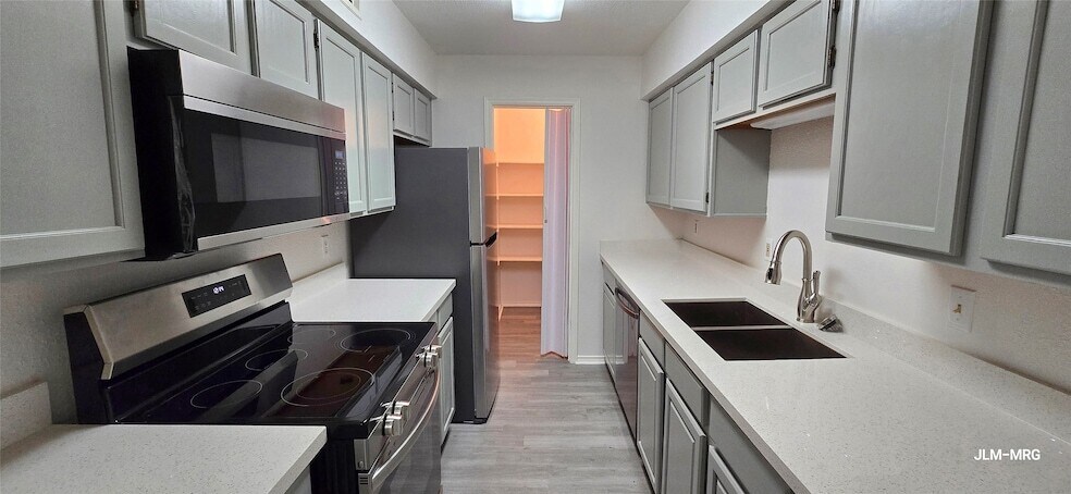 Foto principal - 9700 Leawood Blvd