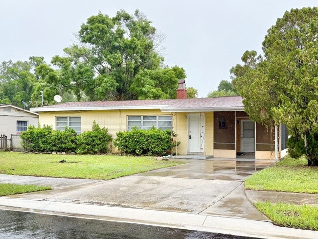 Foto del edificio - Charming 2 Bedroom Home with Fenced Yard & Screened Patio – Prime Location!