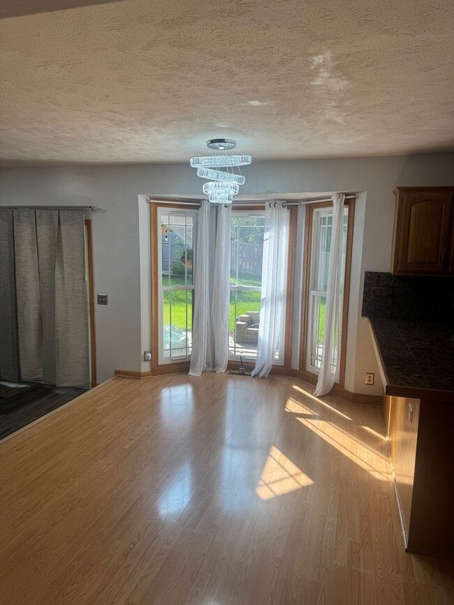 Building Photo - Spacious 4-Bed Lake Shore Two-Story with F...
