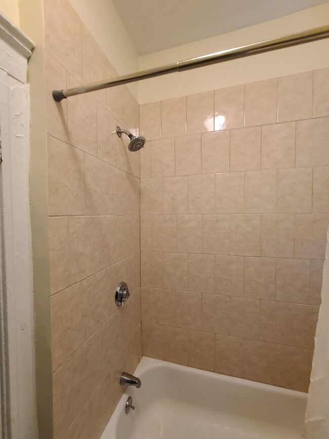 Foto del edificio - Updated 1 bed - Pet Friendly - Close to T and Whole Foods